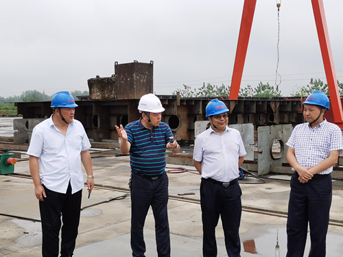 練學標到2300噸工程船建造工地視察