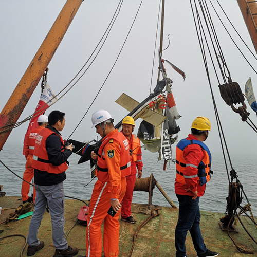 【打撈前沿】廈門海域旅游觀光飛機殘骸打撈出水