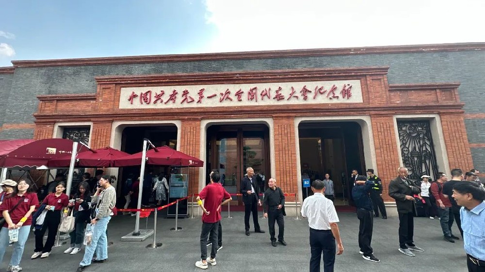 江蘇蛟龍公司接待家鄉(xiāng)涇口村老干部、老教師、老勞模赴滬開(kāi)展紅色主題教育活動(dòng)